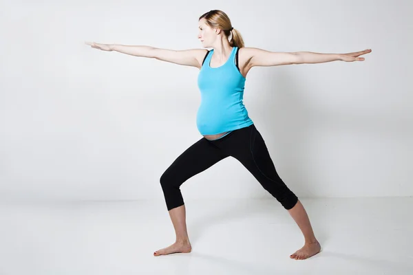Těhotná žena, která dělá jóga cvičení — Stock fotografie