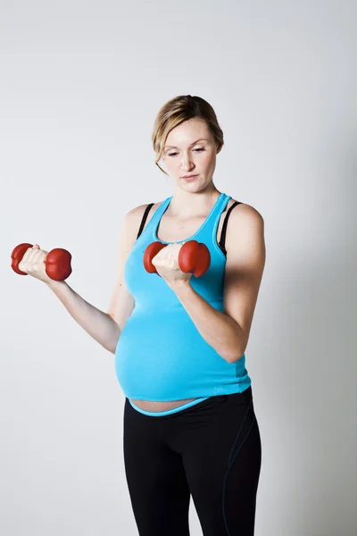 Terhes nő gyakorolja: a súlyzó — Stock Fotó