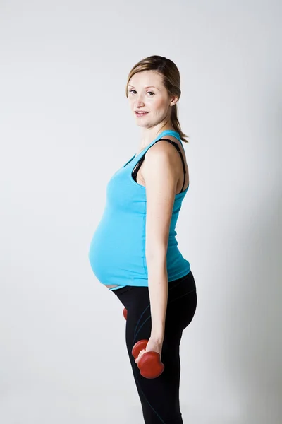 Gravid kvinna tränar med hantlar — Stockfoto