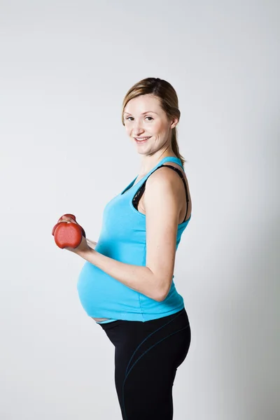 Mulher grávida se exercitando com halteres — Fotografia de Stock