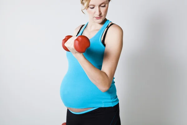 Terhes nő gyakorolja: a súlyzó — Stock Fotó