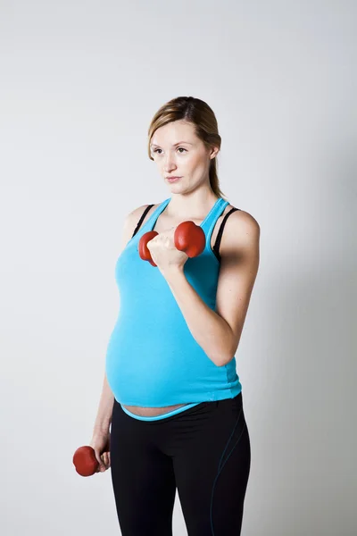 Zwangere vrouw uitoefenen met halters — Stockfoto