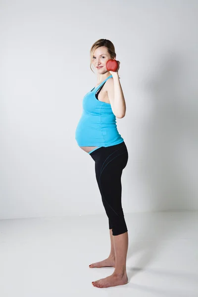 Schwangere trainiert mit Kurzhanteln — Stockfoto