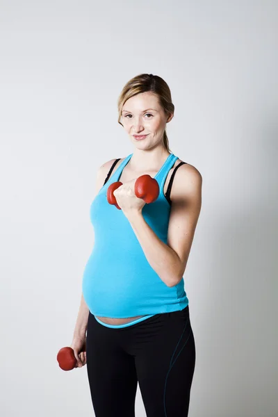 孕妇的哑铃锻炼 — 图库照片
