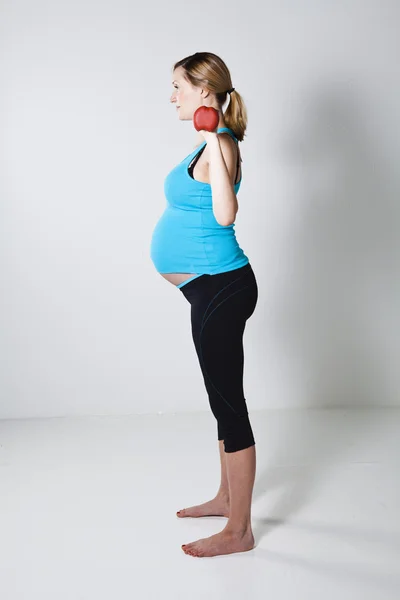 Schwangere trainiert mit Kurzhanteln — Stockfoto