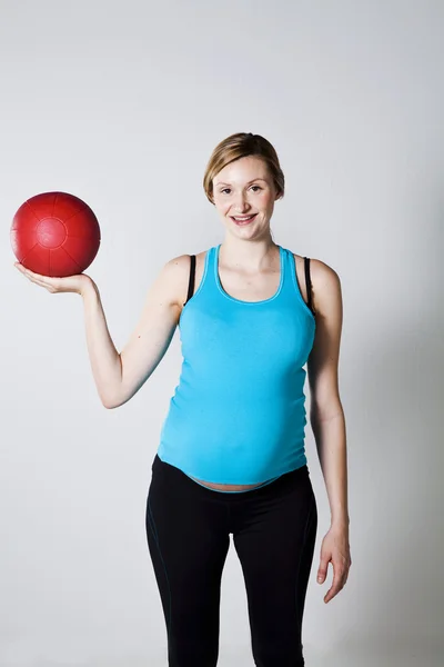 Těhotná žena cvičení s míčem cvičení — Stock fotografie