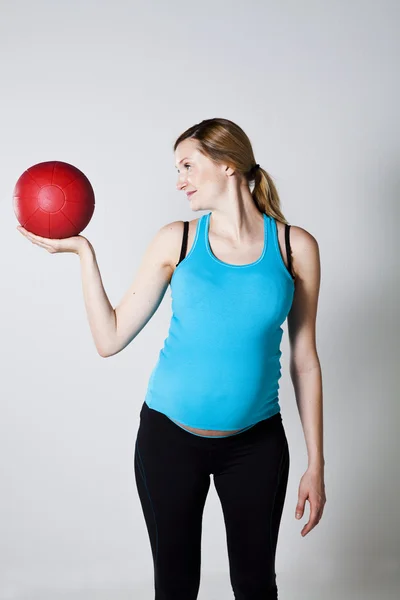 Těhotná žena cvičení s míčem cvičení — Stock fotografie