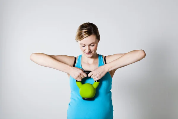 Terhes nő edzés, kettlebell — Stock Fotó