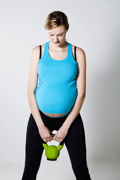 Mulher grávida se exercitando com kettlebell — Fotografia de Stock