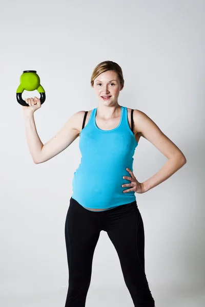 Gravid kvinna tränar med kettlebell — Stockfoto