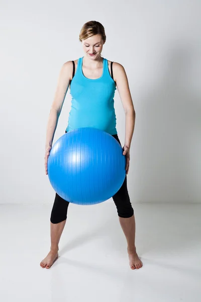 孕妇与健身球 — 图库照片