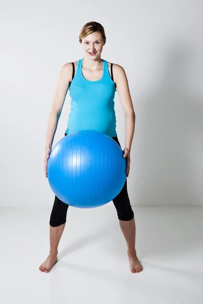 Femme enceinte avec balle de fitness — Photo