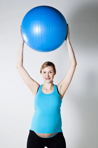 Mulher grávida alongamento com bola de fitness — Fotografia de Stock