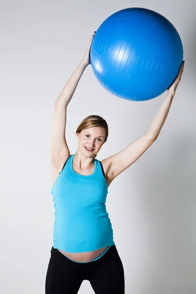 Kobieta w ciąży ćwiczenia z piłką fitness — Zdjęcie stockowe