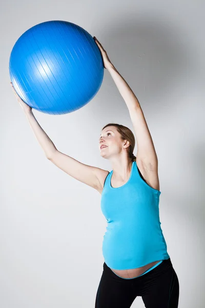 Mujer embarazada haciendo ejercicio con pelota de fitness — Foto de Stock