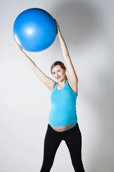 Kobieta w ciąży ćwiczenia z piłką fitness — Zdjęcie stockowe
