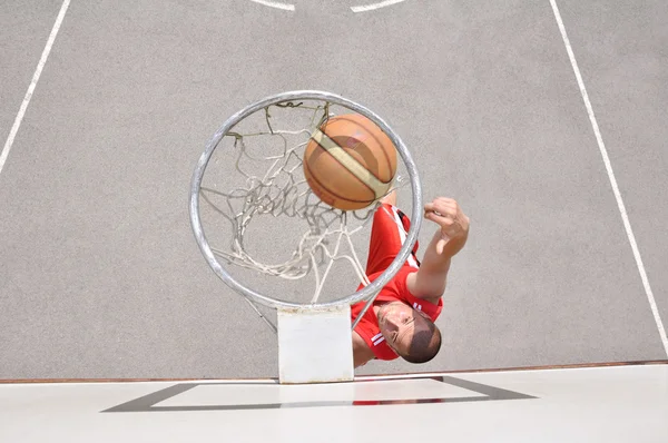 Basketbalový hráč střílí — Stock fotografie