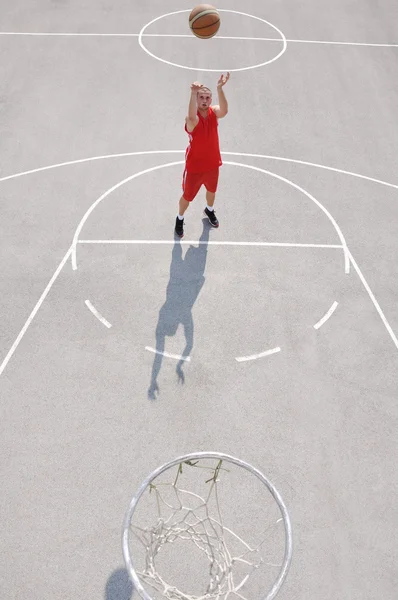 Koszykarz strzelanie — Zdjęcie stockowe