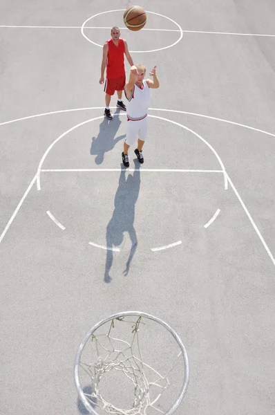 Deux joueurs de basket sur le terrain — Photo