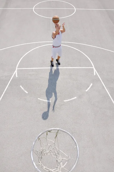 Basketballspieler schießen — Stockfoto