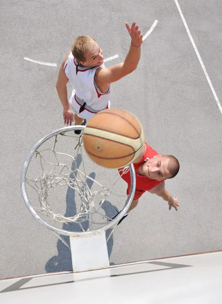 Два баскетболісти на дворі — стокове фото
