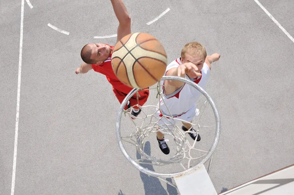 Два баскетболиста на площадке — стоковое фото