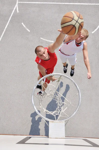 Dva basketbalové hráče na hřišti — Stock fotografie