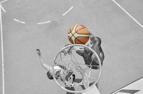 Dos jugadores de baloncesto en la cancha —  Fotos de Stock