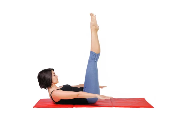 Passa unga kvinnliga pilates instruktör visar olika övningar på en vit bakgrund — Stockfoto