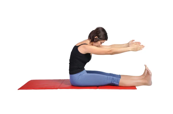 Ajuste joven instructor de pilates femenino que muestra diferentes ejercicios sobre un fondo blanco — Foto de Stock
