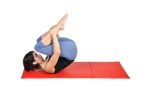 Genç kadın pilates eğitmeni farklı egzersizler beyaz bir arka plan üzerinde gösterilen uygun — Stok fotoğraf