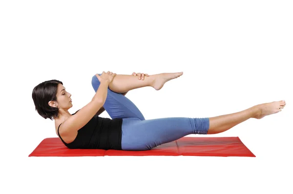 Genç kadın pilates eğitmeni farklı egzersizler beyaz bir arka plan üzerinde gösterilen uygun — Stok fotoğraf