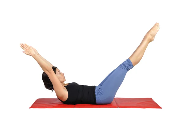 Passa unga kvinnliga pilates instruktör visar olika övningar på en vit bakgrund — Stockfoto