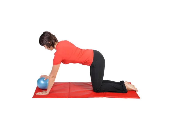 Genç kadın pilates eğitmeni farklı egzersizler topu ile beyaz bir arka plan üzerinde gösterilen uygun — Stok fotoğraf