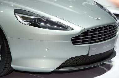 Aston martin Virage'a spor araba ekranda