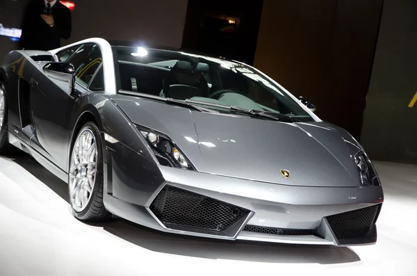 Спортивный автомобиль Lamborghini на выставке — стоковое фото