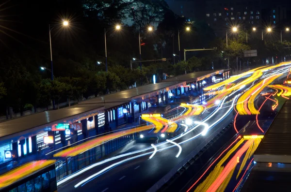 바쁜 대도시 교통 흔적 밤 — 스톡 사진