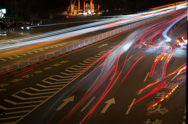 Forgalmas nagyváros közlekedési nyomvonal éjszaka — Stock Fotó