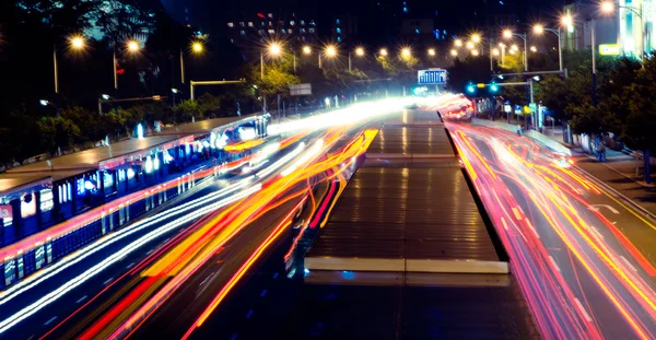 Forgalmas nagyváros közlekedési nyomvonal éjszaka Stock Kép