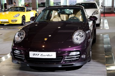 Porsche 911 turbo spor araba ekranda