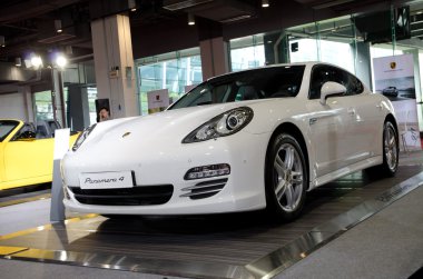 Porsche panamera 4 spor araba