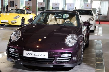 Porsche 911 turbo spor araba ekranda