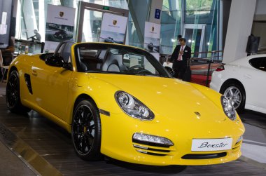 Porsche boxster sarı spor araba