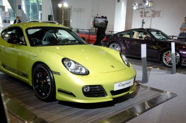 Porsche Cayman yeşil spor araba