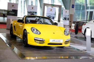 Porsche boxster sarı spor araba