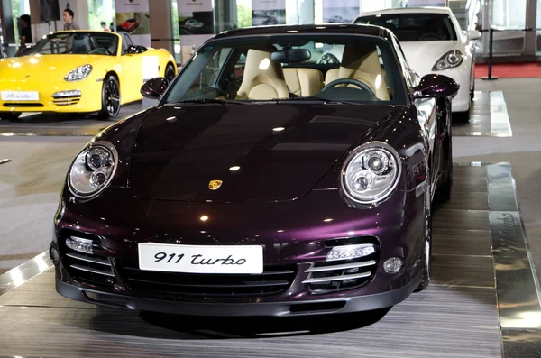 Porsche 911 turbo urheiluauto esillä — kuvapankkivalokuva
