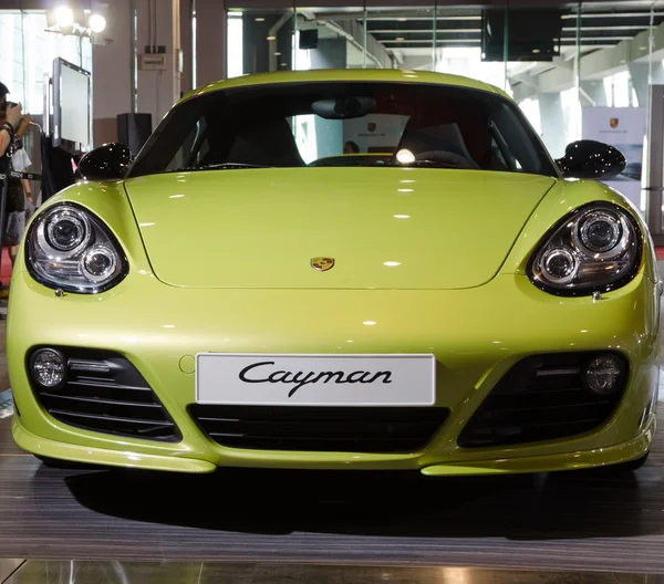 Porsche Cayman samochód sport zielony — Zdjęcie stockowe