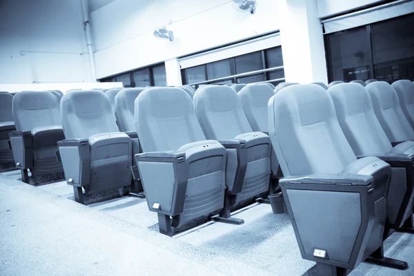 Blauwe stoelen in vergaderruimte — Stockfoto