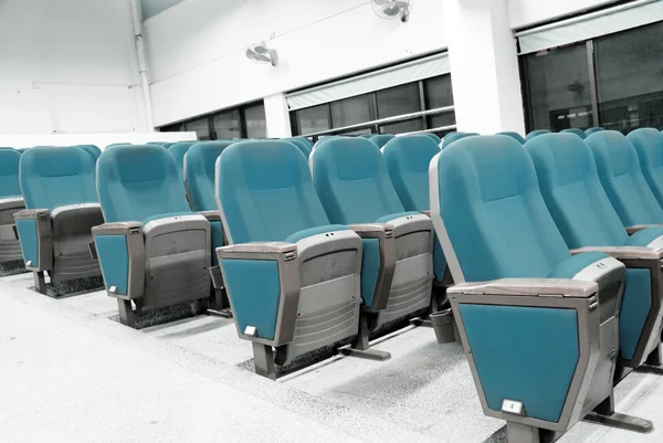 Blaue Stühle im Konferenzraum — Stockfoto