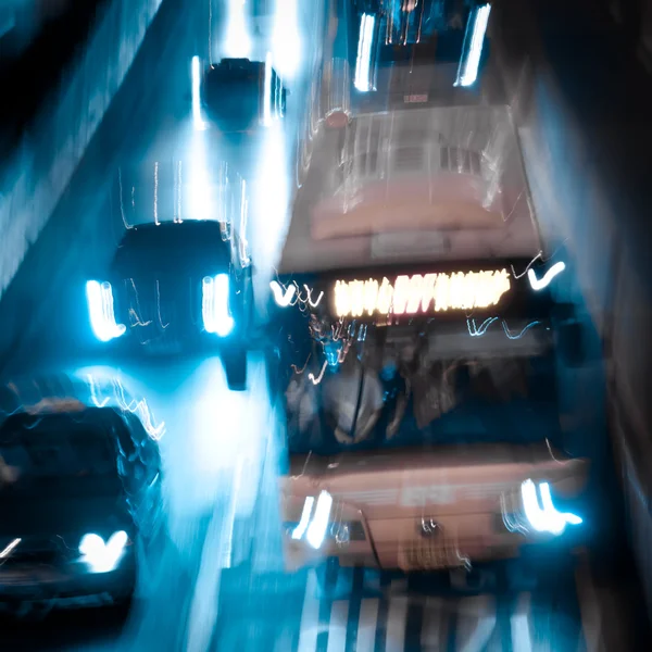 忙しい大都市の夜の交通 — ストック写真